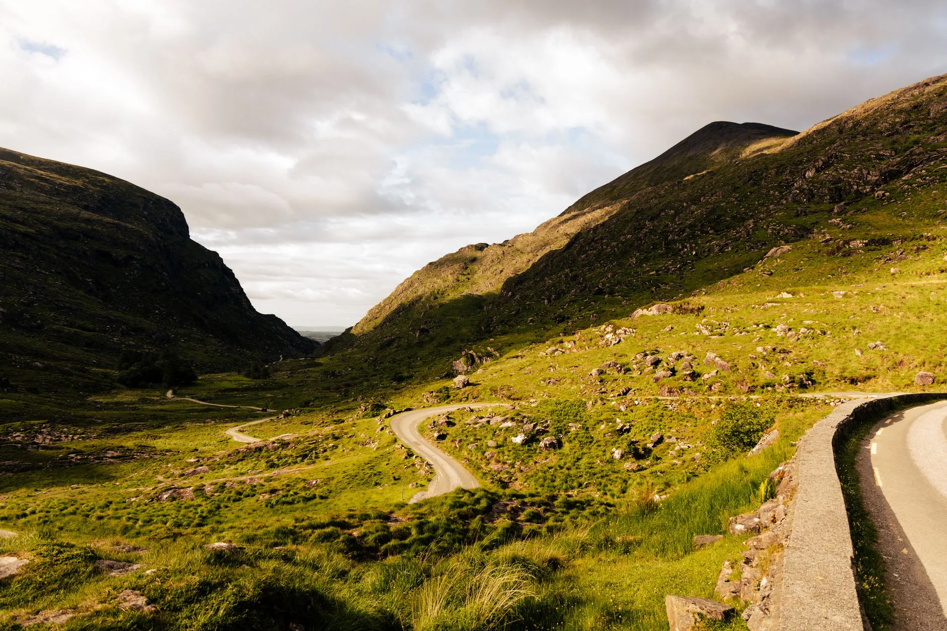 Paysage de campagne irlandaise verdoyante